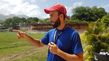Armando Kochis Di Paolantonio comenzó su carrera en 1998 con el Deportivo Mictlán.