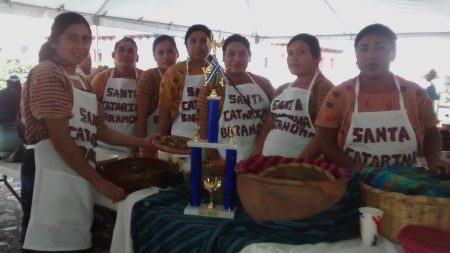 Mujeres presentan platillo de Iguashte con el que obtuvieron el primer lugar. Foto: Edna H. Saraccini