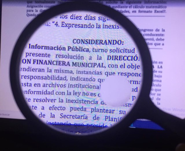 El magistrado de conciencia cita a Ojoconmipisto como “una iniciativa periodística que promueve la transparencia y la lucha contra la corrupción, fiscaliza el uso de fondos municipales