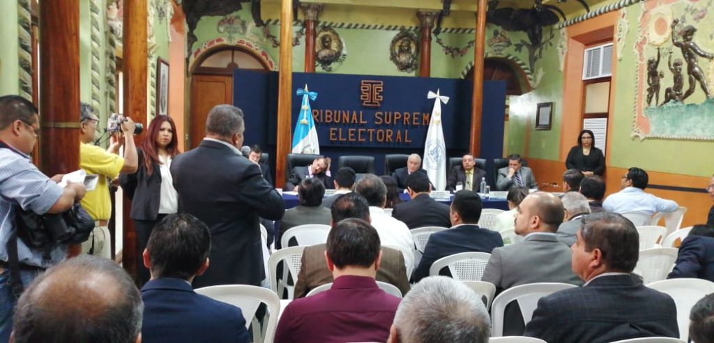 Cada semana, los fiscales de los partidos políticos se reúnen con los magistrados del TSE para hacer quejas y recomendaciones (Foto: Ojoconmipisto)