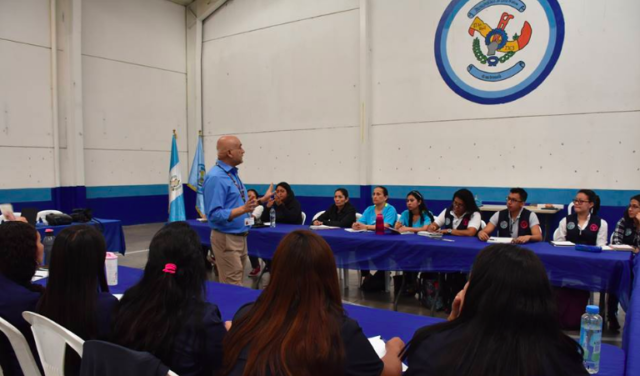 La Ley Electoral y de Partidos Políticos prohibe el uso de los colores de las entidades para fines de promocionar la imagen de candidatos.