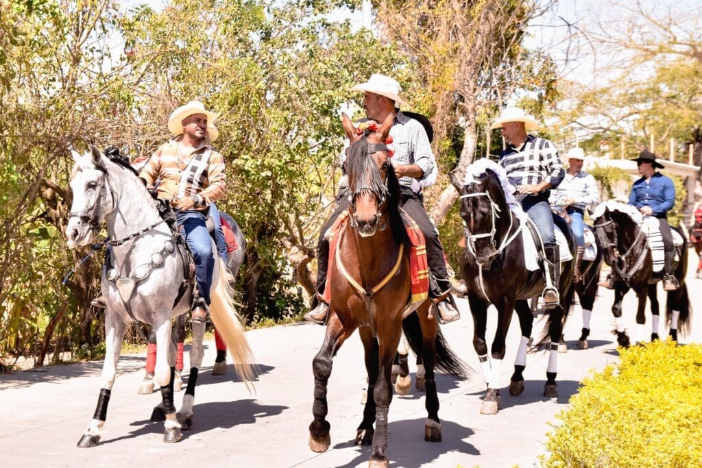 Lusvin Javier acompañado por su hermano, Esduin Javier, en el desfile hípico celebrado en la Feria de Ipala 2024.