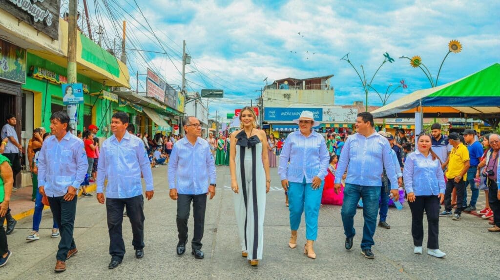 Isel Súñiga camina en un desfile de Ayutla acompañada de miembros de su concejo.