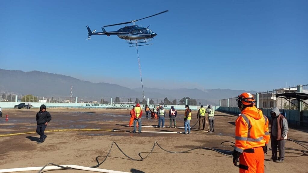 Bomberos voluntarios apoyan la unidad aérea para sofocar el incendio en el Cacique Dormido, la gestión fue realizada por el alcalde de Concepción Chiquirichapa. 