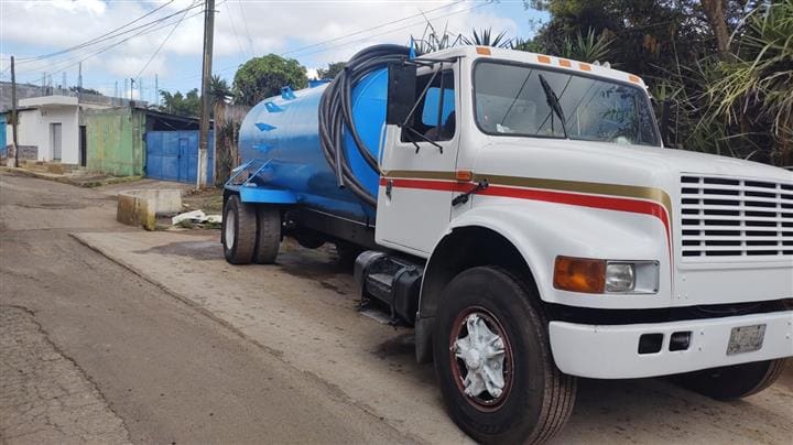Cada pipa de agua deberá contar con capacidad para 2 mil 500 galones.