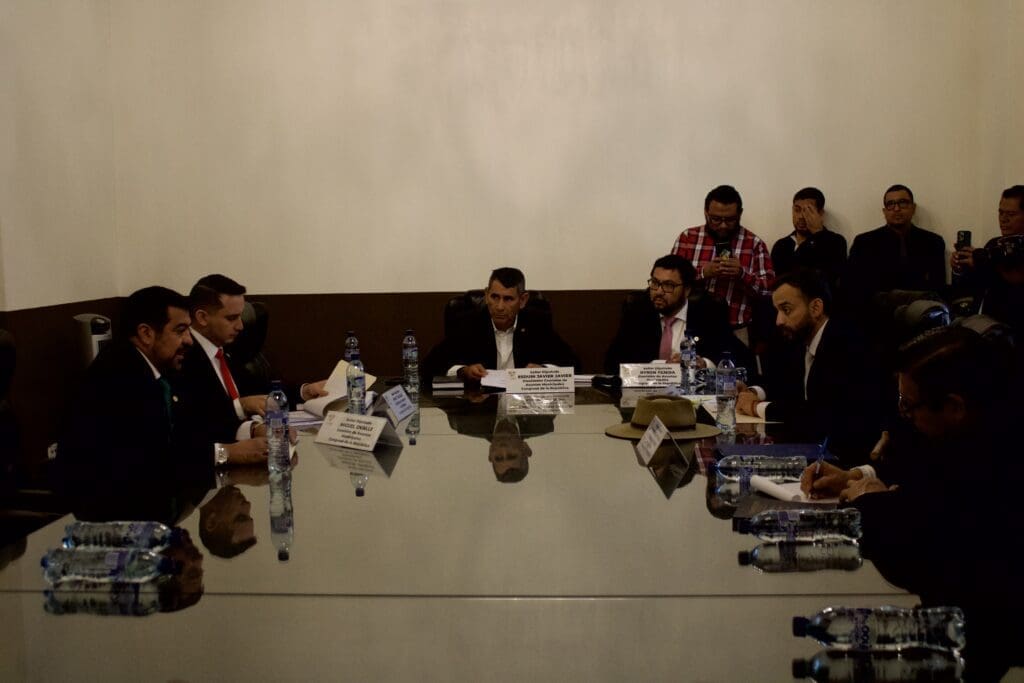Integrantes de la Comisión de Asuntos Municipales se reúnen.