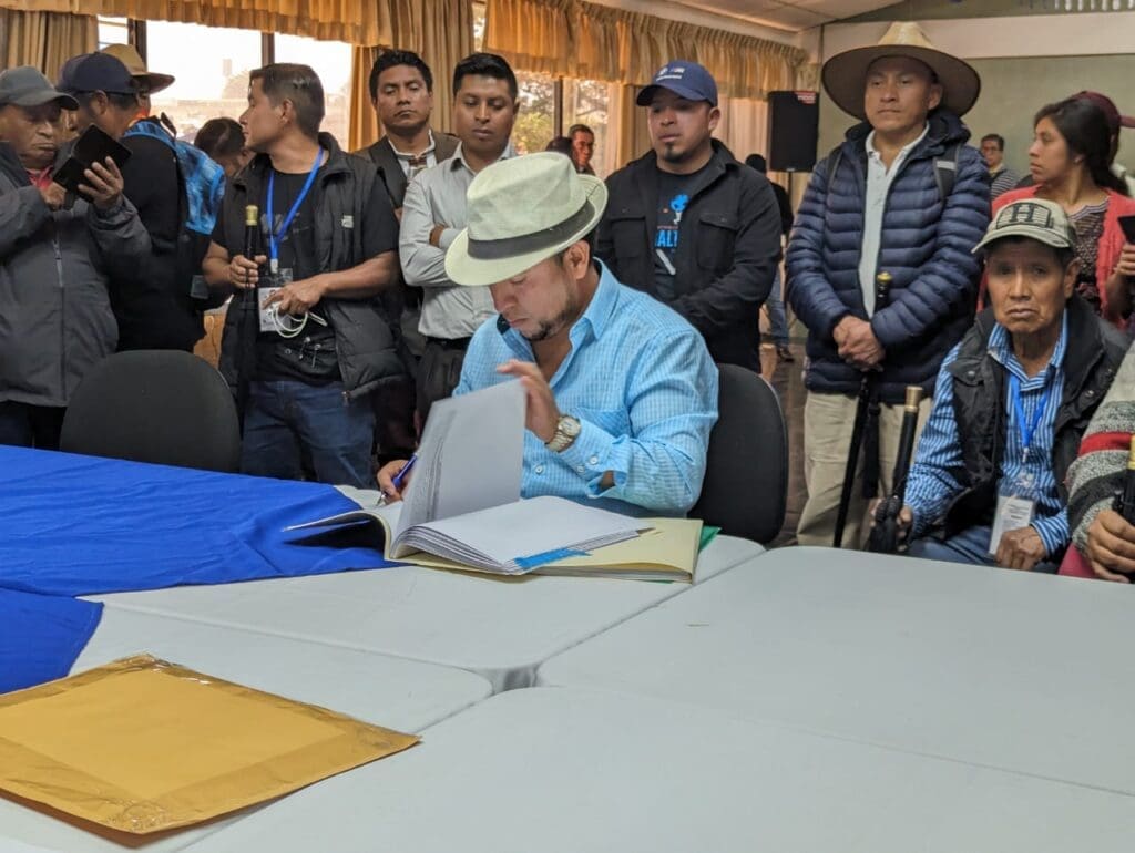 Luis Pacheco, expresidente de la organización 48 Cantones de Totonicapán, se acompañó de líderes comunitarios de San Francisco, Momostenango, San Andrés Xecul, San Cristóbal y Totonicapán para entregar su expediente.