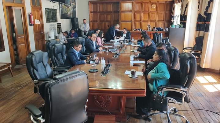 A la sesión del mediodía del miércoles 21, no ingresaron tres concejales de SBX, solo el concejal VII, Henri Oroxom, quien transmitió en directo.