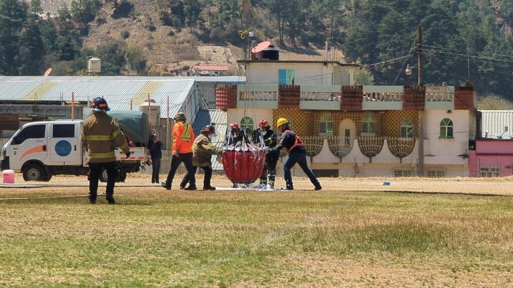 bambi bucket, la balsa de agua para llevar a cabo el riego.