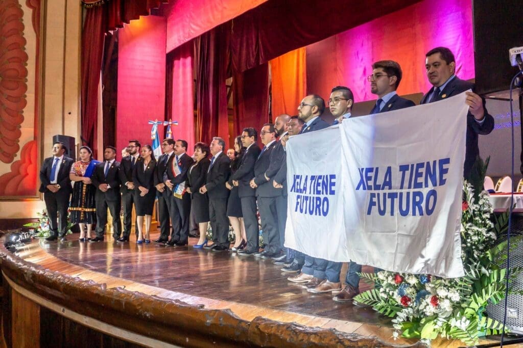 Durante la toma de posesión el 15 de enero Juan Fernando López y sus allegados mostraron disgusto cuando los concejales de SBX sacaron mantas con el mensaje  XELA TIENE FUTURO.