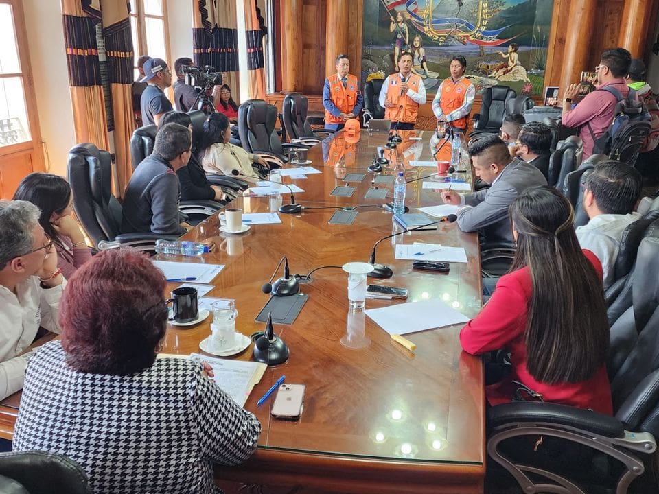 La sesión de este lunes 4 de marzo la presidió la concejal I, Katia Minera, en ausencia del alcalde quien solicitó un permiso de un mes para un viaje que realizó a India.