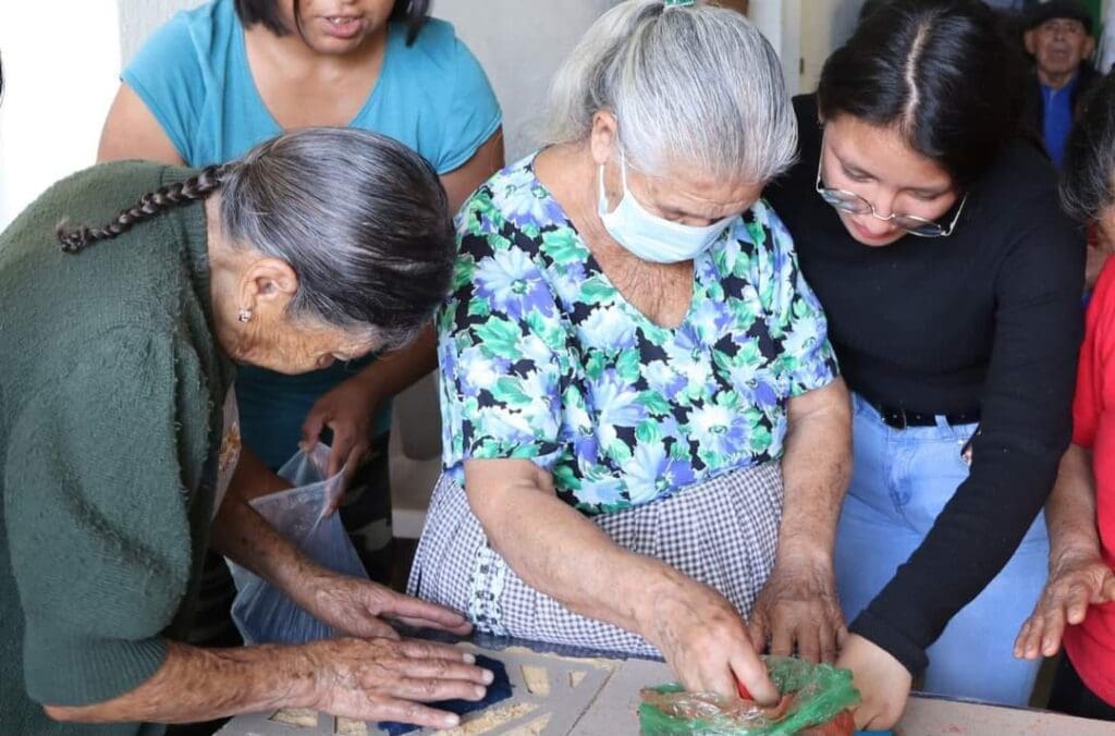 Adultos mayores fueron convocados por la municipalidad de San Miguel Dueñas para elaborar huertos en Semana Santa.