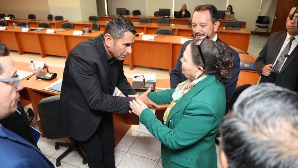 Javier Javier saluda a la fiscal general del MP, Consuelo Porras, durante la reunión con jefes de bloque.