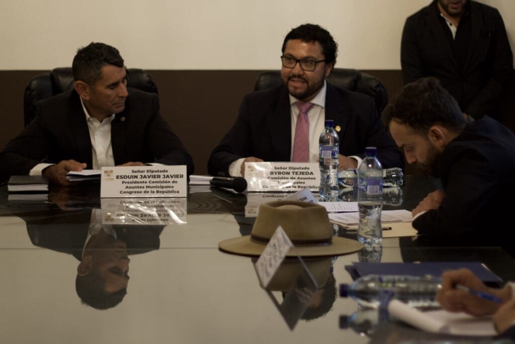 Esduin Javier Javier preside la comisión de Asuntos Municipales
