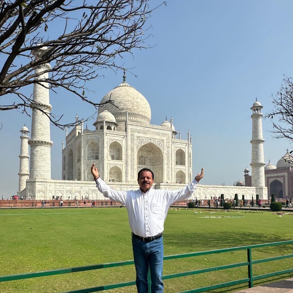 El alcalde también realizó un recorrido turístico por las calles de Delhi y se fotografío frente al Taj Mahal. 