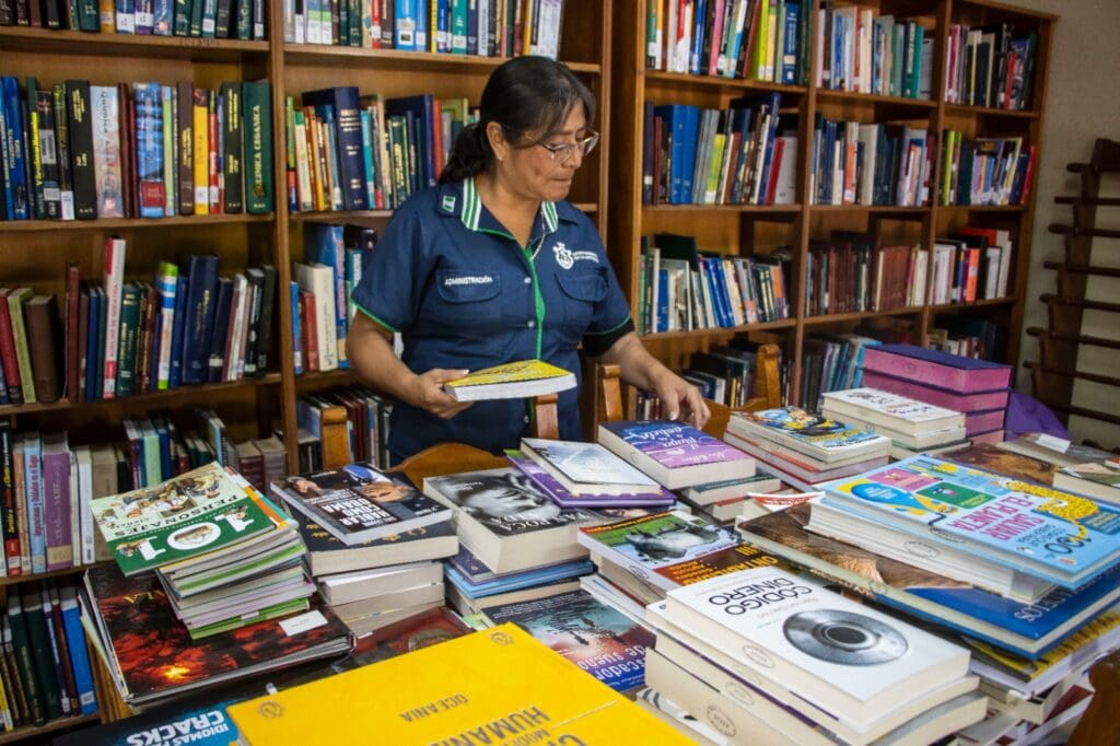 Antigua Guatemala tiene una biblioteca municipal en el casco urbano, donde los vecinos pueden estudiar, leer y participar en actividades culturales.