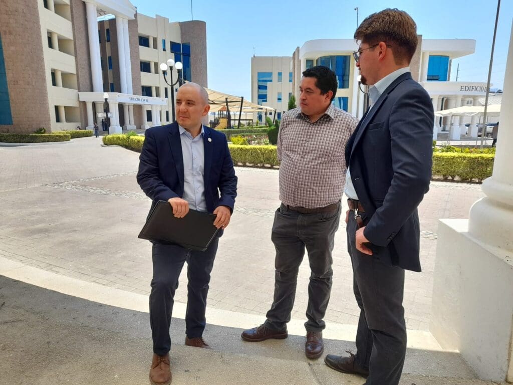 Al juzgado de femicidio se presentaron los concejales octavo Rodrigo Calderón y el suplente Sergio Monzón fueron acompañados de Aldo Herrera quien forma parte en el proceso como su representante legal.