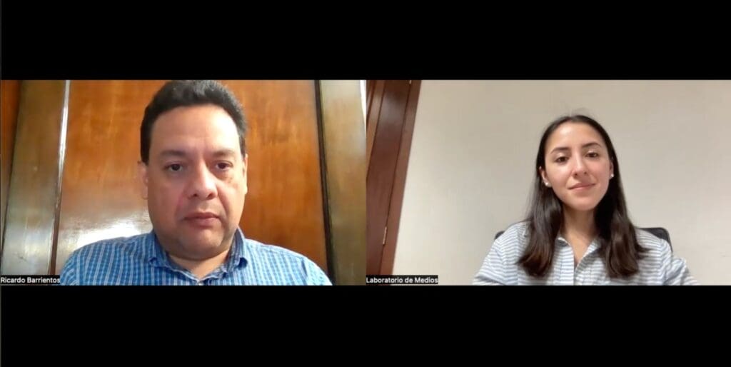 Carmen Valle, la periodista a cargo de Verificado, entrevista a Ricardo Barrientos para el podcast sobre el uso indebido de vehículos del Estado.