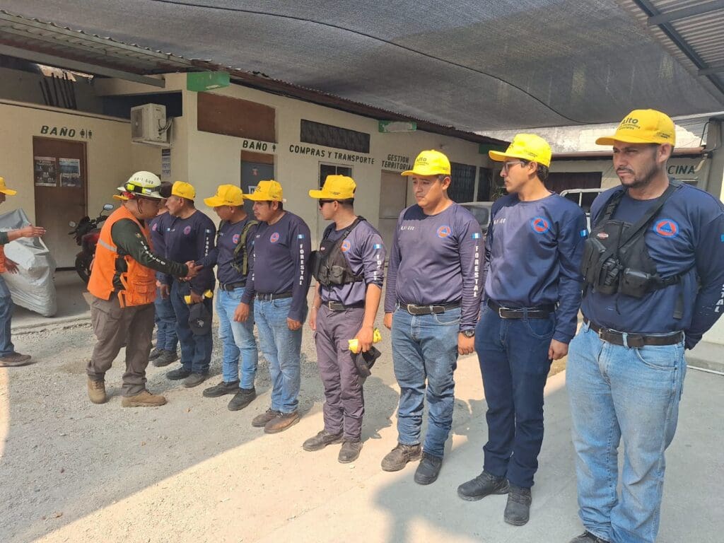 La Brigada de Respuesta a Incendios Forestales de San Andrés se moviliza al campamento de Chocop en el Parque Nacional Laguna del Tigre en San Andrés, Petén para apoyar con acciones de supresión a incendios forestales. Foto Conred.

