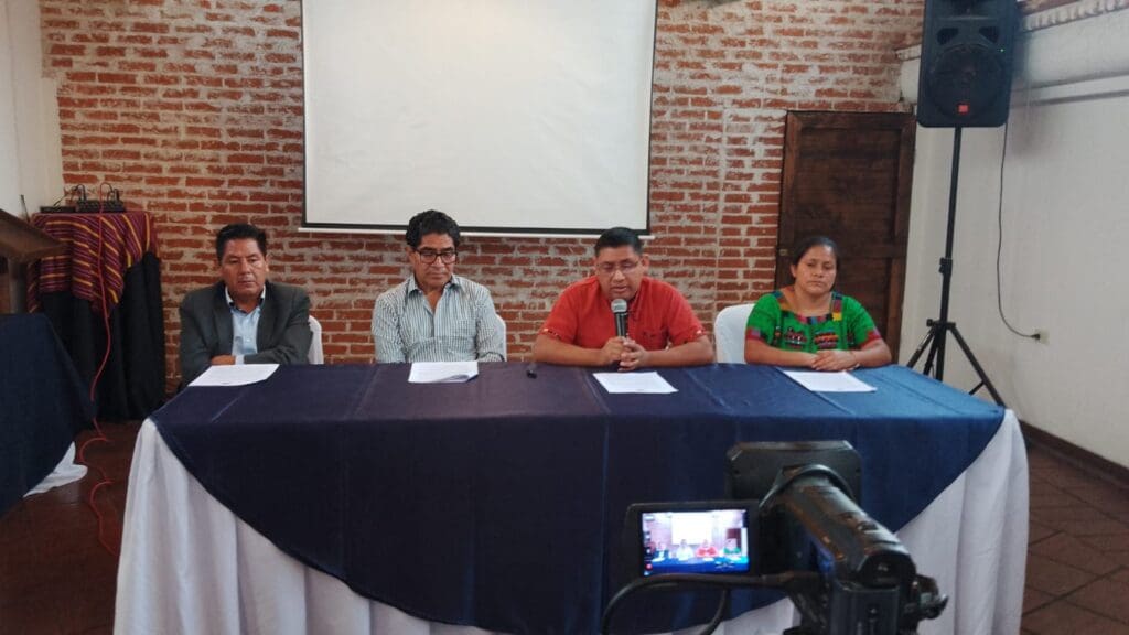 Los integrantes del consejo directivo de la radio se hicieron acompañar del abogado Cristian Otzín. Durante la conferencia ofrecida el 27 de mayo denunciaron actos de intimidación por parte de la municipalidad. Foto: Radio Naköj
