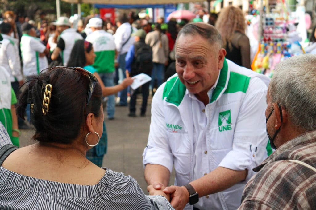 Armando Paniagua Rodríguez saluda a vecinos en el parque central de Quetzaltenango durante la campaña electoral 2023.