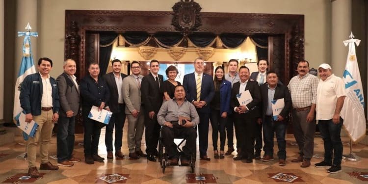 El presidente Bernardo Arévalo se reunió este martes 21 de mayo con los alcaldes del departamento de Guatemala. 