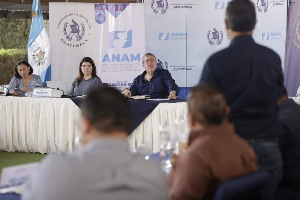 Bernardo Arévalo sigue de gira, llegó a Jutiapa donde habló de cómo funcionará a partir de enero esta figurara y el papel de los alcaldes como gestores de obra pública. 