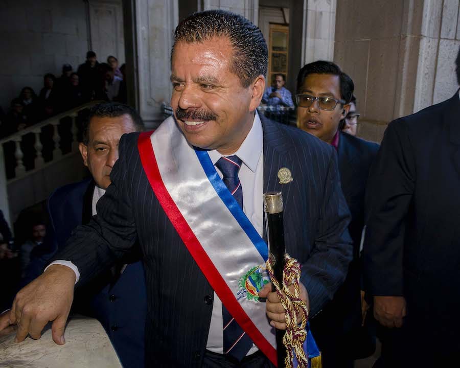 Su abogado devenga Q60 mil mensuales pagados por la alcaldía como asesor de la misma.