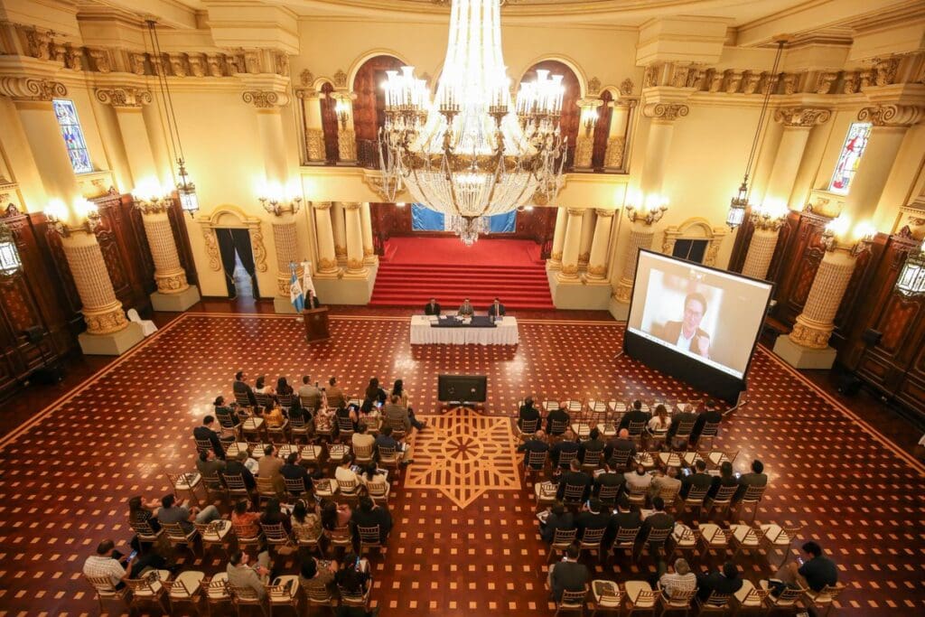 La presentación se celebró en el Salón de las banderas del Palacio Nacional. La mesa fue presidida por el ministro Jonatan Menkos, el viceministro Carlos Melgar y Julio Herrera, de Red Ciudadana. Foto: Minfin.