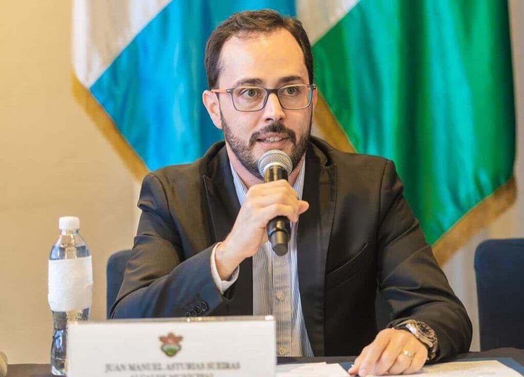 A ellos se suman los gastos de representación y dietas por sesión de concejo que en promedio asciende a recibir cada mes entre Q66 mil y Q74 mil. 