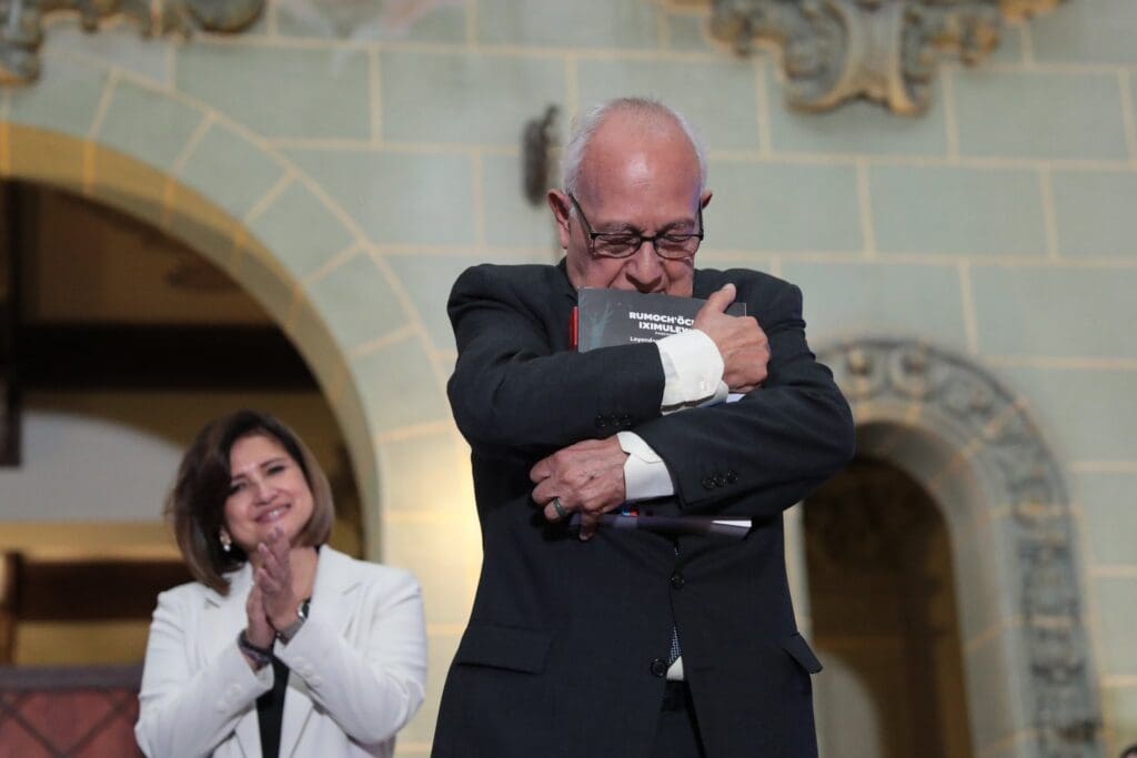 Miguel Ángel Asturias Amado recibe los ejemplares en kaqchikel de la obra de su padre.
