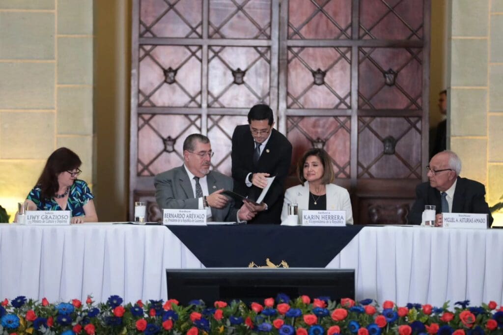 Firma del acuerdo para declarar el período 2024-2025 como el Año Conmemorativo de Miguel Ángel Asturias