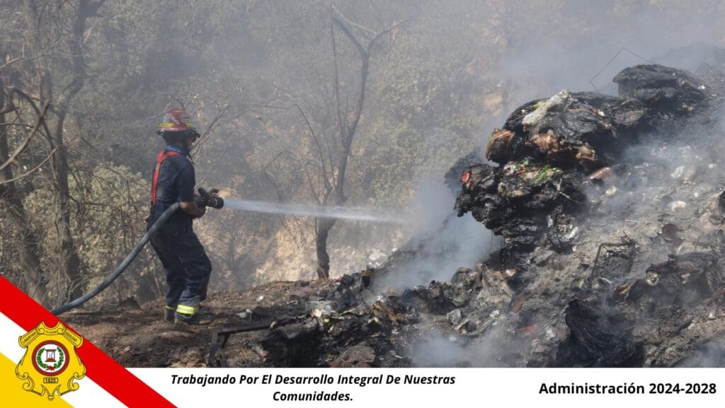 
El 5 de marzo los Bomberos Municipales, Bomberos Voluntarios y equipo municipal trabajaba en apagar el fuego ocurrido en el barranco de la zona 3.