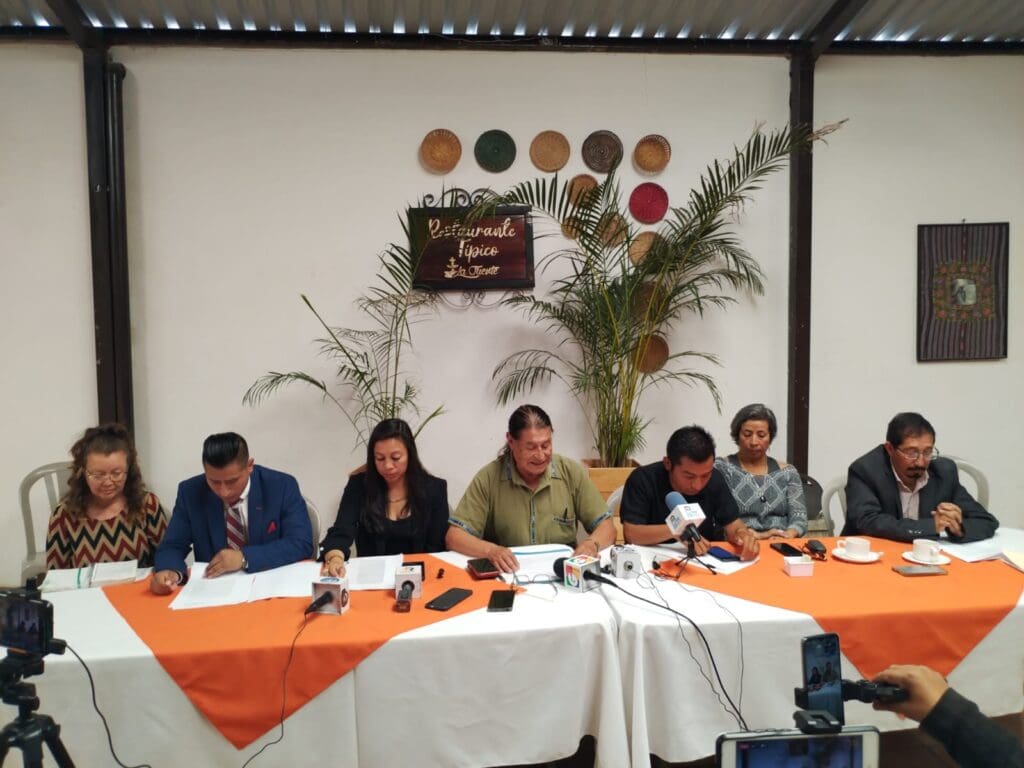 Integrantes de la directiva de la Junta de Vecinos por el Desarrollo y Medio Ambiente de Quetzaltenango (JVDMAQ), cuando dieron a conocer el retiro de inmunidad al alcalde. Foto: Mirna Alvarado.
