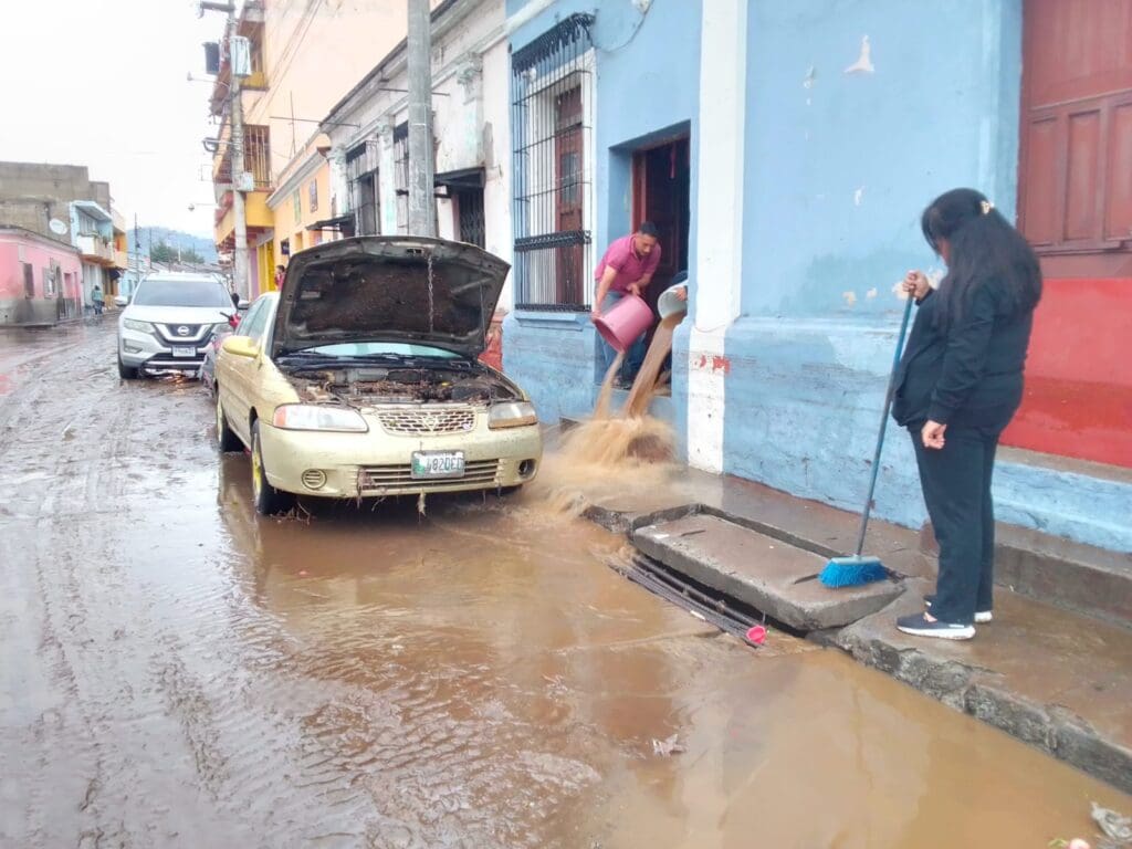 Ahora en 2024, Vecinos de El Calvario, emplearon cubetas para sacar el agua de sus viviendas.