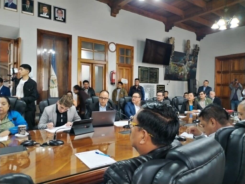 Los tres concejales del comité cívico Sacándole Brillo a Xela (SBX) participaron de la sesión de concejo de este jueves 6 de junio de 2024.