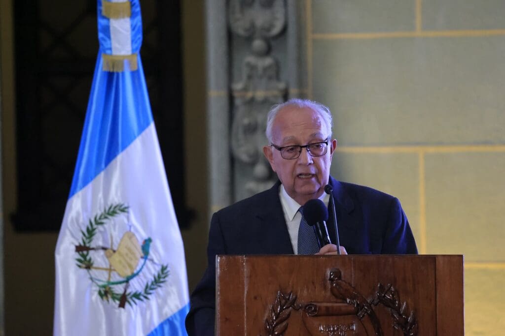 Miguel Ángel Asturias Amado vive en Buenos Aires, Argentina. Viajó a Guatemala para participar en el acto y hacer el anuncio que ya había adelantado el diario Página 12.