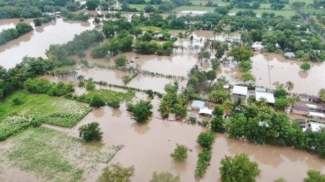 Desde tragantes que no alcanzan para absorber las cantidades de agua de lluvia que reciben, hasta vecinos que prefieren acampar fuera de sus casas que refugiarse en alguno de los albergues.