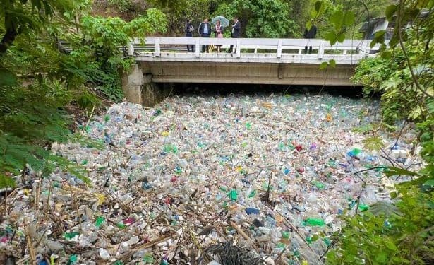 Sacataepéquez y Chimaltenango, de ahí son los municipios que vierten toneladas de basura sobre el río, reviven la urgencia de construir plantas de tratamiento. Pastores denunció a Parramos.