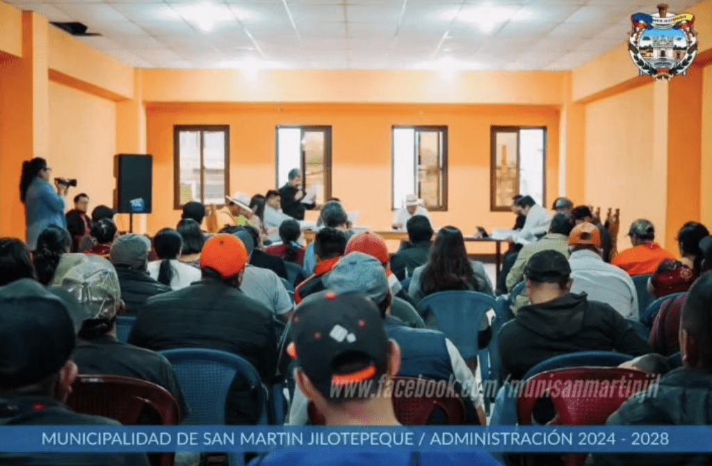 A la sesión del concejo municipal del 31 de mayo asistieron varios vecinos de las comunidades de San Martín Jilotepeque.