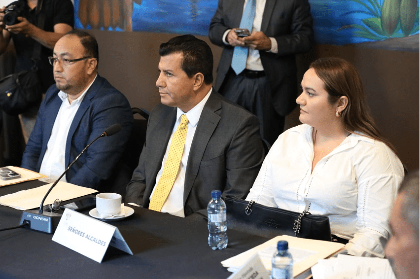 Alcaldes Hugo Sarceño y Xiomara Ovalle, de Puerto Barrios y Zacapa respectivamente. Foto: Congreso de la República.