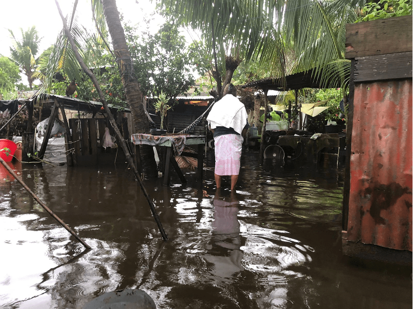 Lluvia causa inundación en Comunidad María Linda. Foto: Conred.