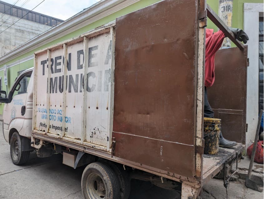 El municipio de Totonicapán cuenta con un servicio de tren de aseo, recorre las cuatro zonas. Las autoridades solicitan a sus vecinos que comience a clasificar la basura en orgánicos e inorgánicos. Foto: Diana Batz.
