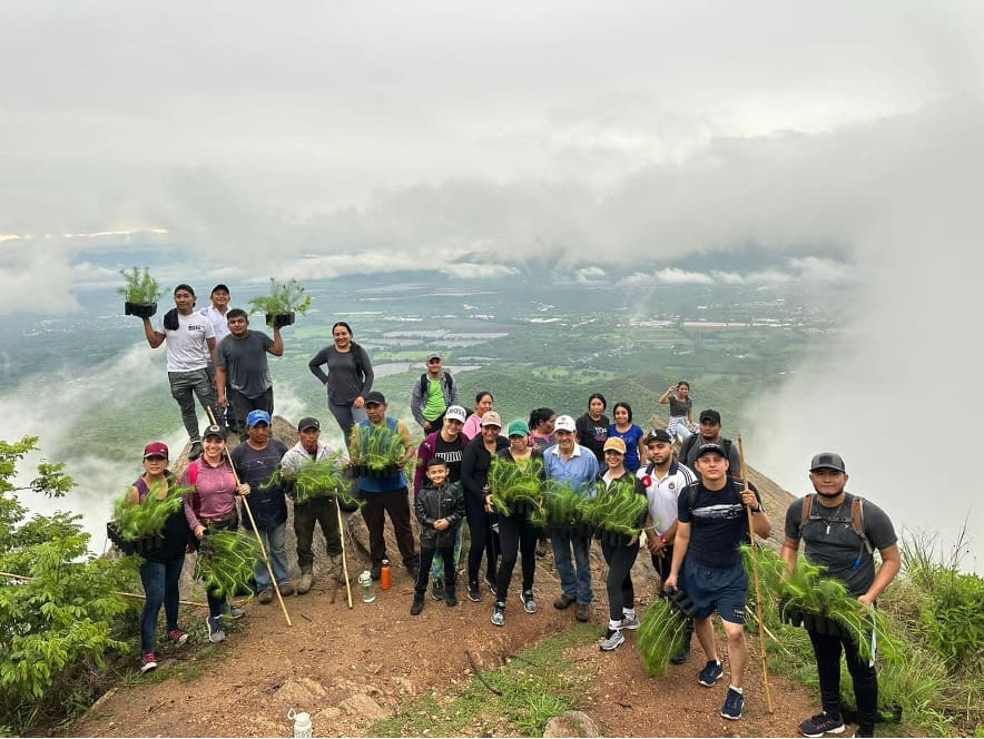 Como parte de sus primeras acciones un grupo de alcaldes y vecinos hicieron una jornada de reforestación en la Sierra de las Minas. Fuente: Mancomunidad Motagua.
