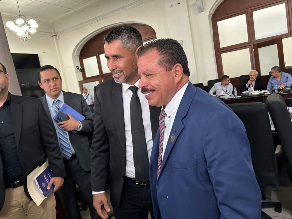 En seguimiento a la iniciativa 6349 para condonar las deudas de 14 municipalidades al INDE, los jefe ediles llegaron a la Comisión de Asuntos Municipales en el Congreso.