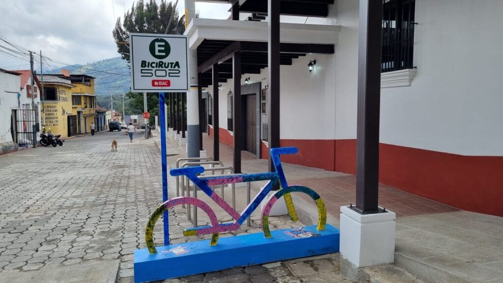 Su prioridad son las personas que llegan a pie o en bicicleta. Foto: Julio Sicán.