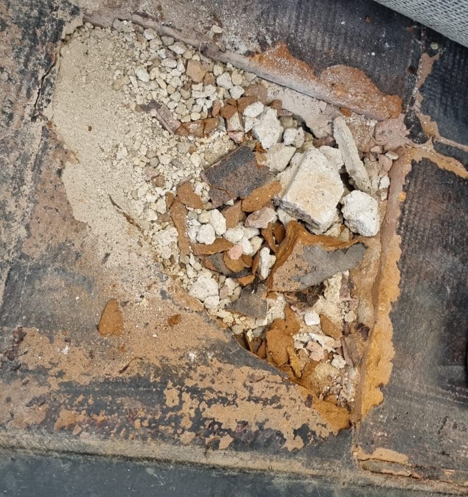 Estudiantes de la Maestría en Restauración de Monumentos de la USAC llevarán a cabo el estudio y la restauración del salón Mayor. Foto: Julio Sicán.