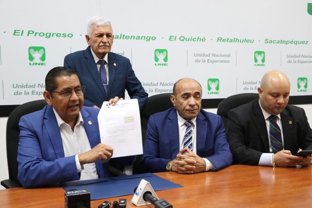 La iniciativa 6369, la cual proponía reducir el pago del IUSI para la población guatemalteca fue propuesta por diputados de la UNE.
