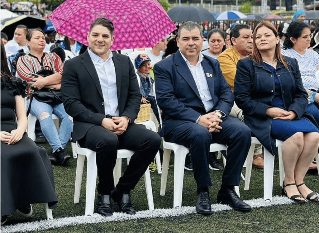 Ambos compartieron videos donde realizan labores de bacheo, el dinero para los materiales, dicen, salió de manera voluntaria de ellos. El alcalde afirmó que no existe registro de las donaciones y que la maquinaria fue prestada.