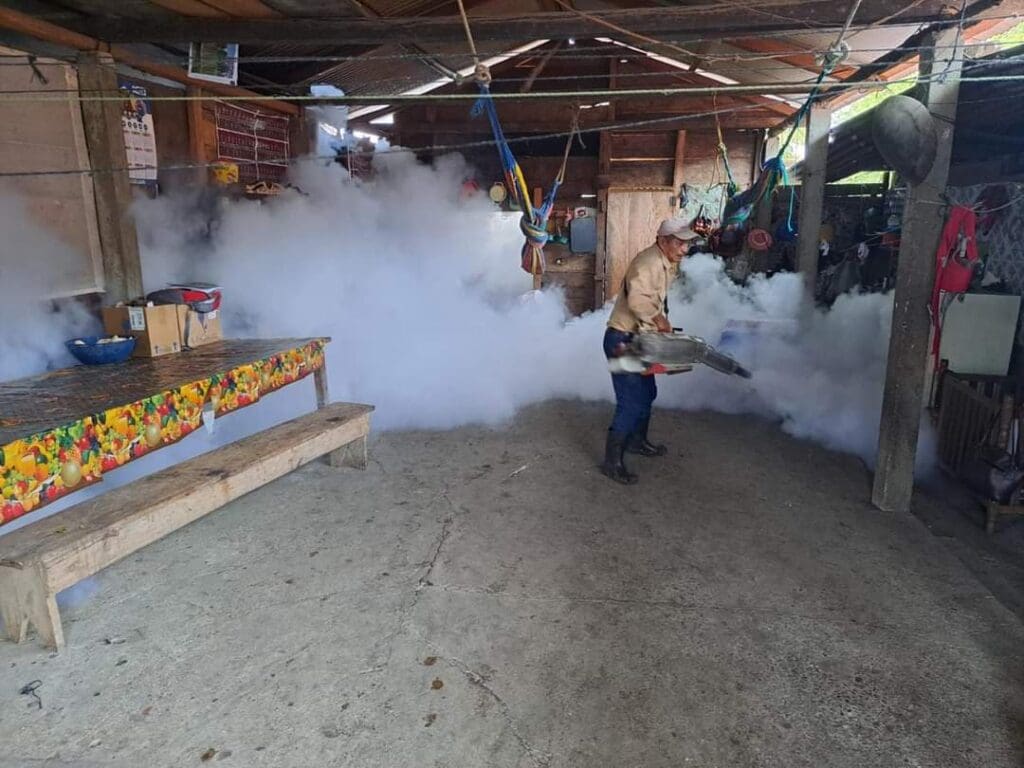 Las direcciones de salud en conjunto con las municipalidades rocían abate para combatir al mosquito. Crédito Foto: Ministerio de Salud